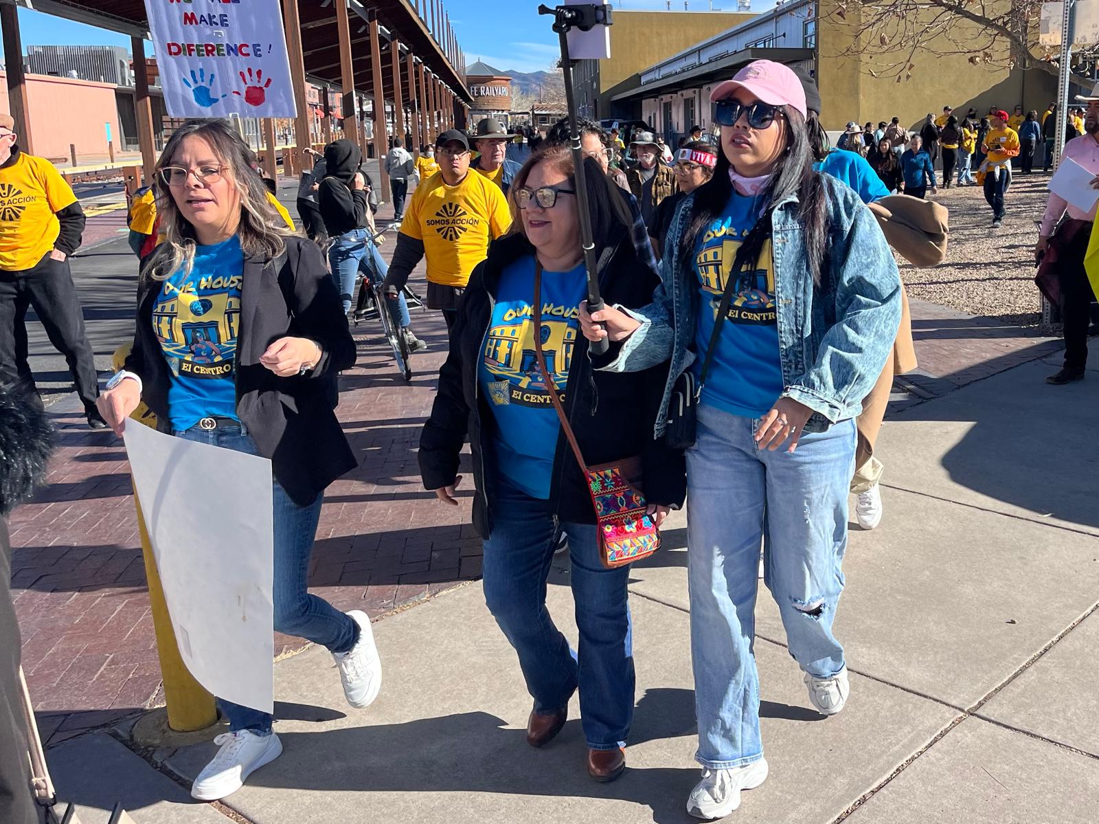 Rosalina Lopez, Nomar Casas e Ilse Grijalva uniendo voces en la marcha 